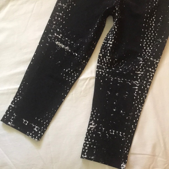 NIKE Dri Fit BLACK & WHITE Capri Leggings Sz M - Picture 7 of 13